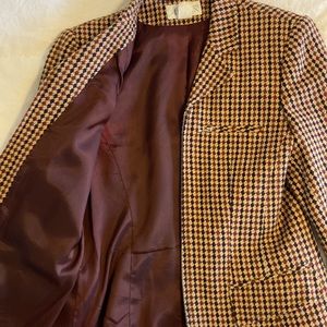 Women’s plaid blazer, size 8, 2 front pockets, zipper up.